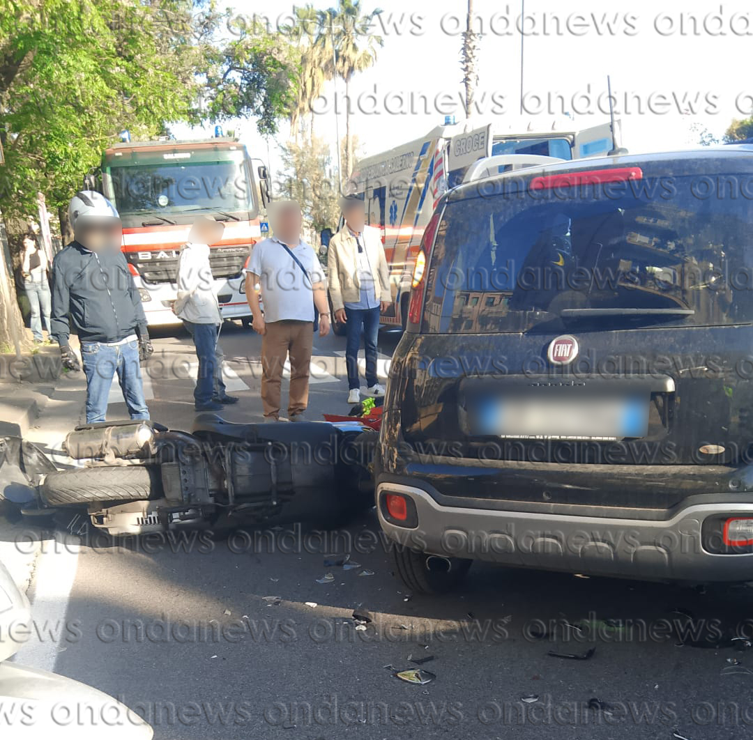 Violento scontro tra auto e scooter a Salerno. Una persona ferita ...