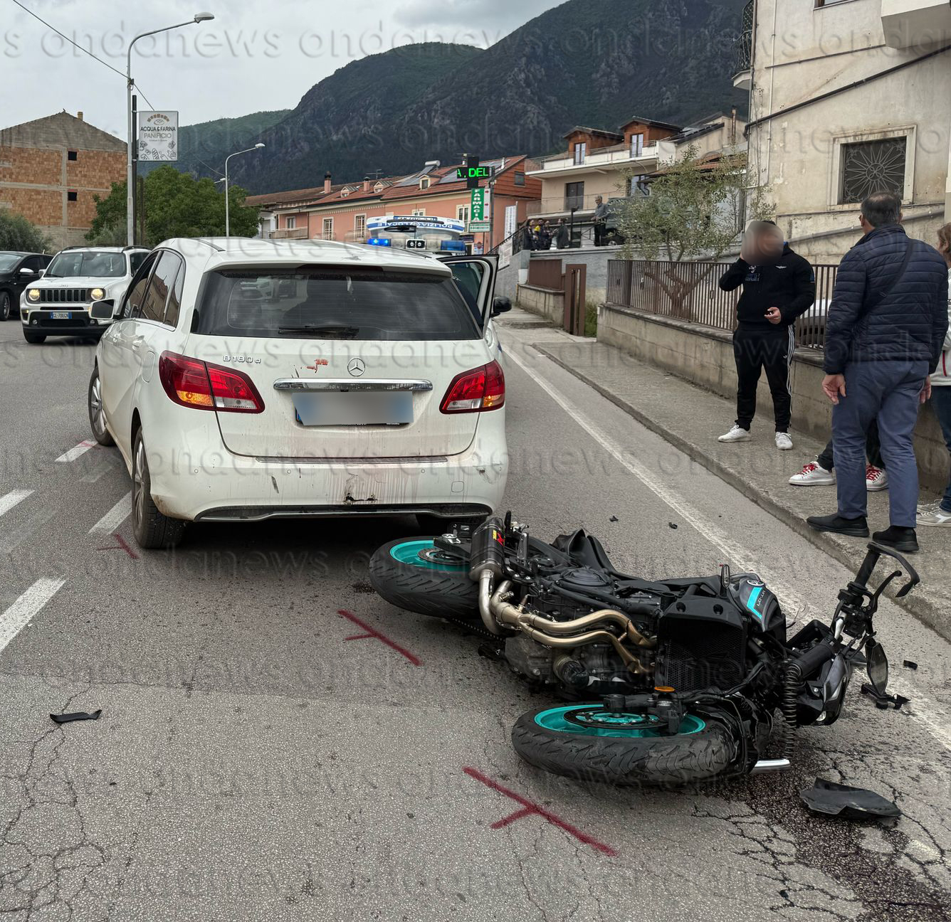 Scontro tra auto e moto a Trinità di Sala Consilina. Motociclista in ...