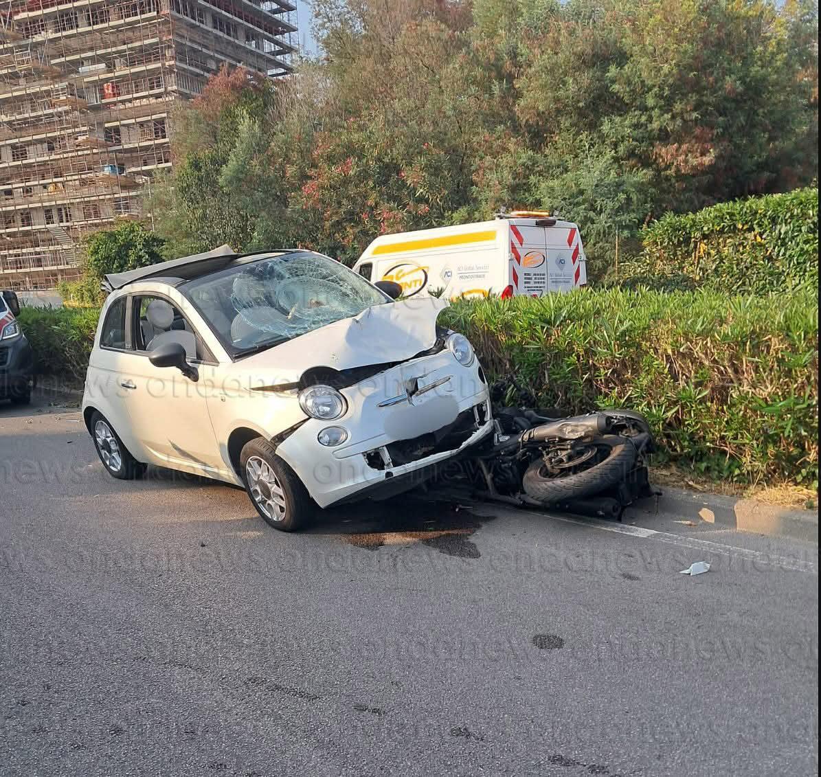 Grave scontro tra auto e scooter a Salerno. Feriti trasportati in ...