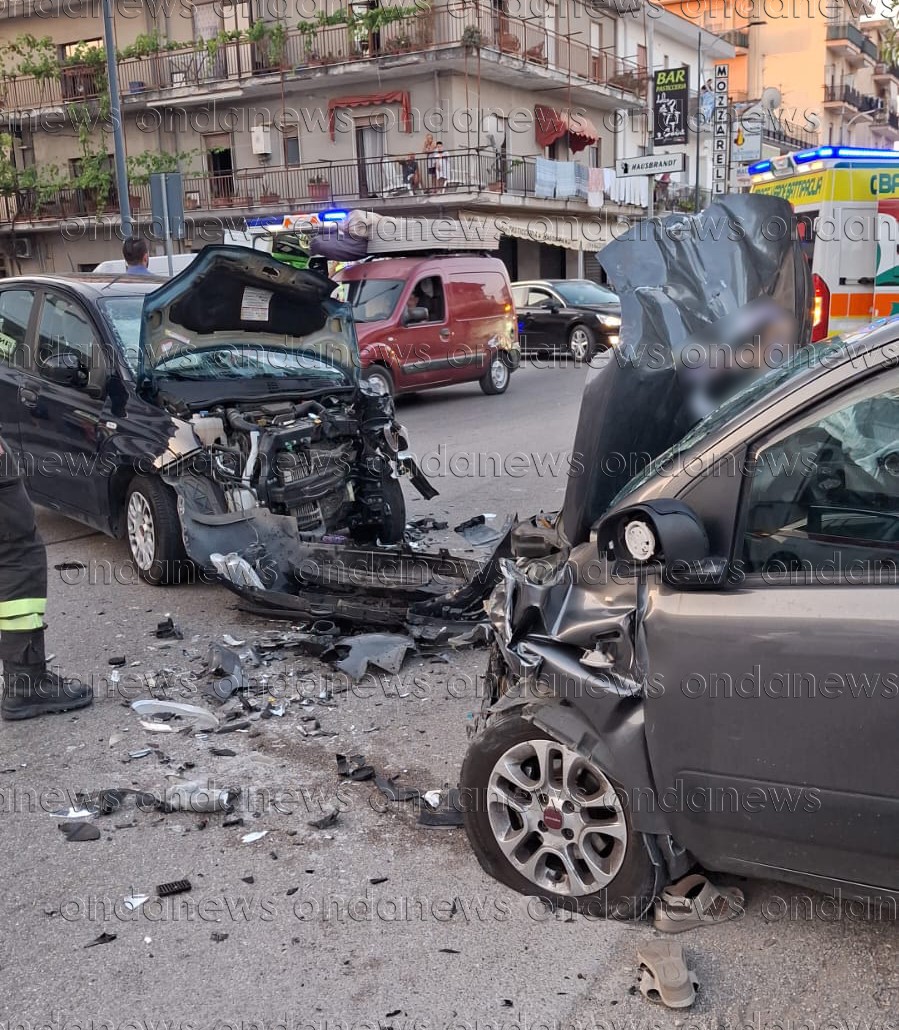 Scontro frontale tra due auto a Battipaglia. Tre feriti, gravi i ...