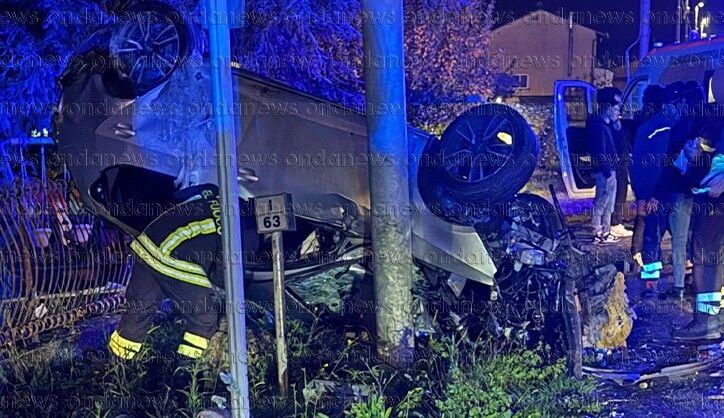 Paura ad Atena Lucana. Auto esce fuori strada e si ribalta sul muretto ...