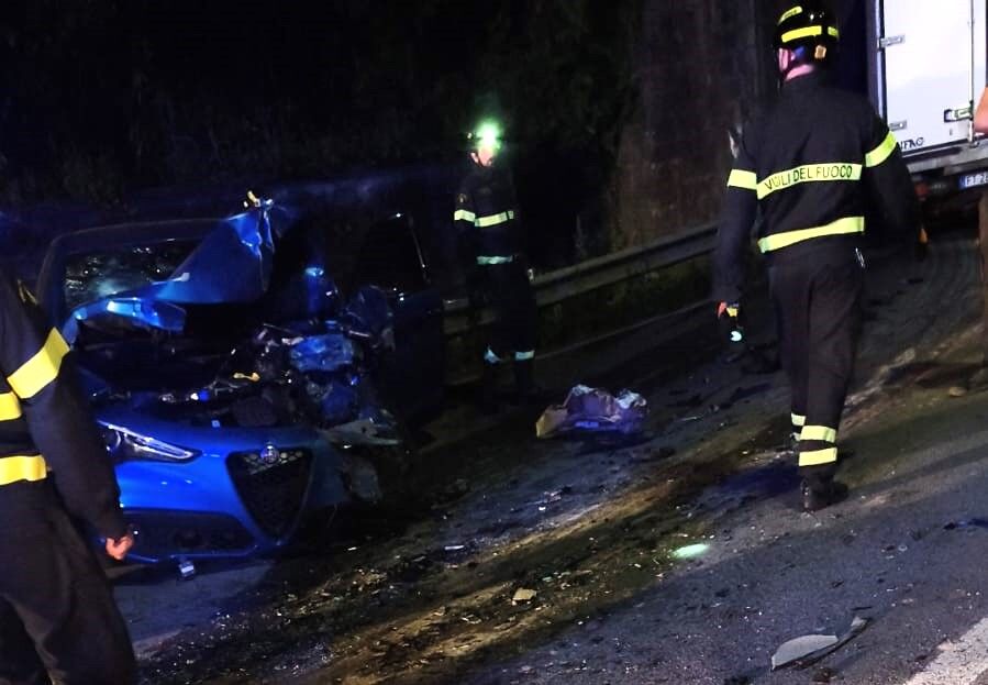 Auto e furgone si scontrano sulla Provinciale tra Campagna e Serre ...
