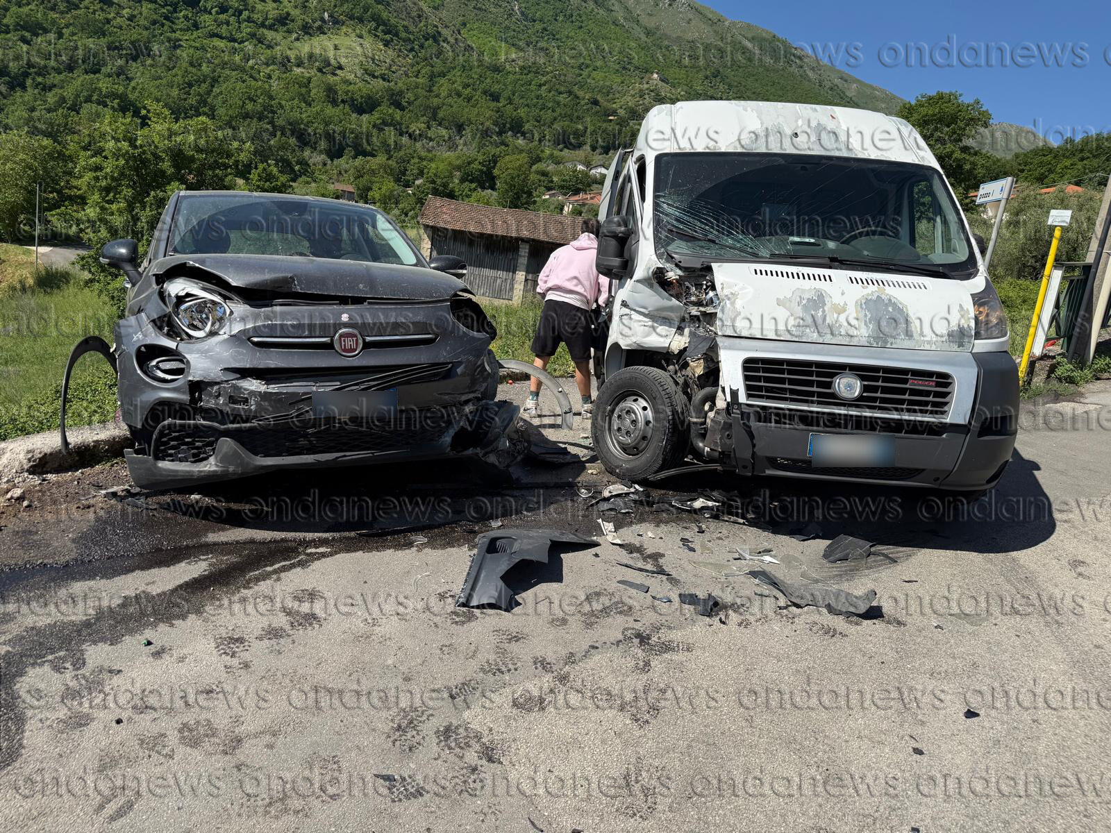 Scontro tra auto e furgone a Teggiano. Ferita una donna - Ondanews.it